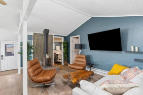 Peek a Bay View Cottage l Pet Friendly